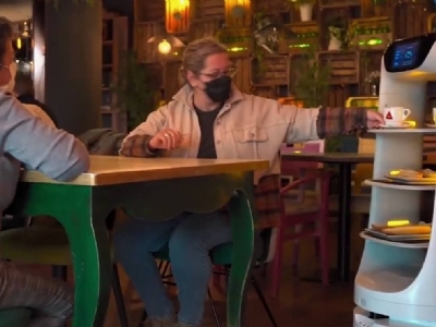 Restoranlarda Yemek Teslim Robotları Nasıl Kullanılır?